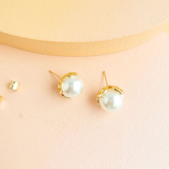 Elegant Gold and Pearl Stud Earrings - Picture 3 of 4